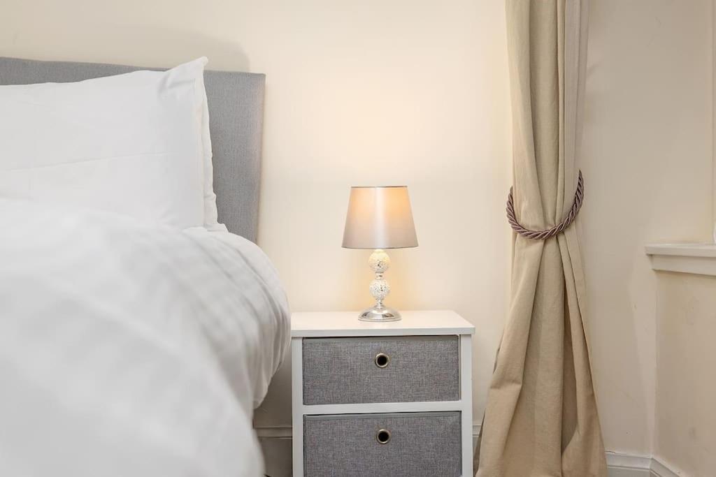 Two Bedroom Apartment-Central Edinburgh-Old Town-Licensed エクステリア 写真